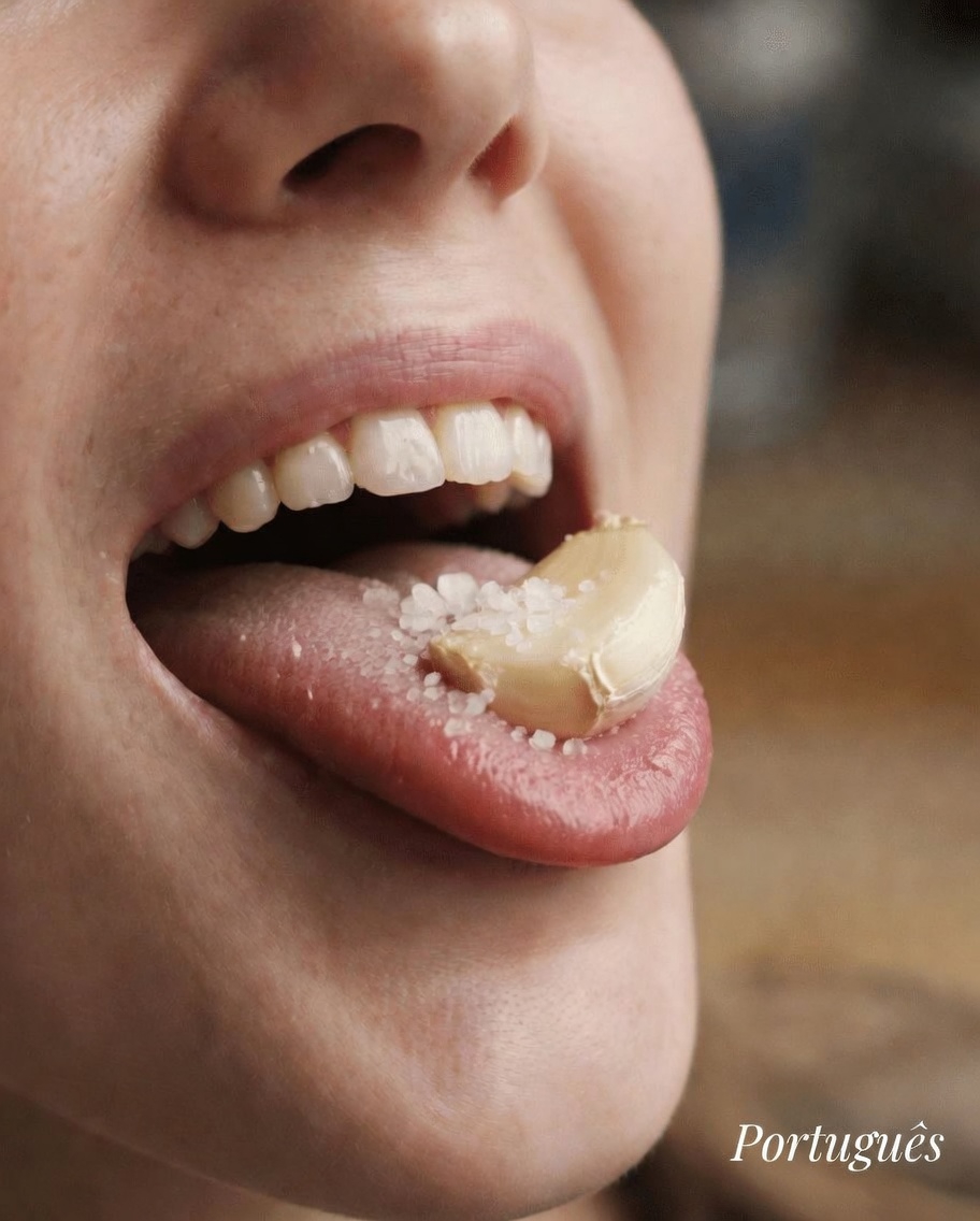 Por que comer alho cru todos os dias está se tornando um hábito popular para apoiar a saúde do coração e o bem-estar