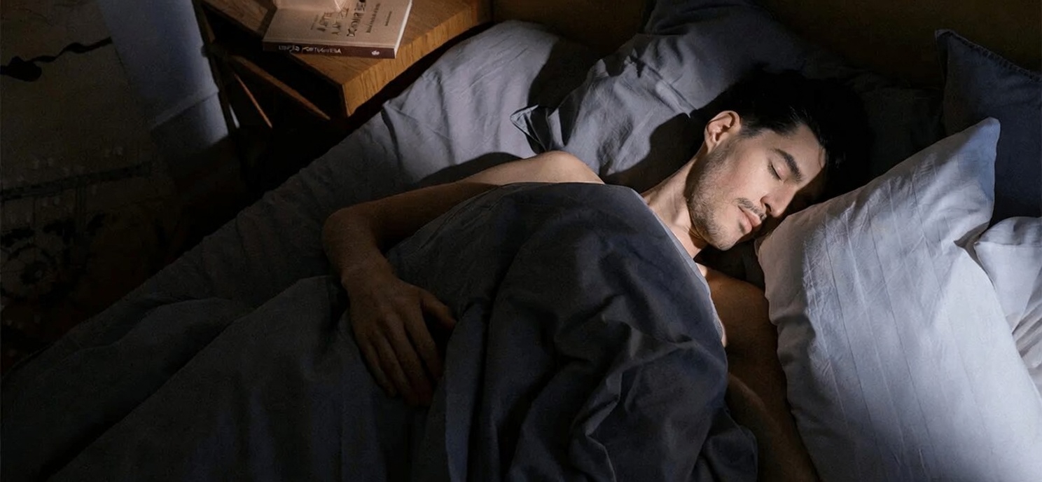 Por que especialistas sugerem dormir nu: maneiras simples pelas quais esse hábito pode favorecer um descanso melhor e o bem-estar