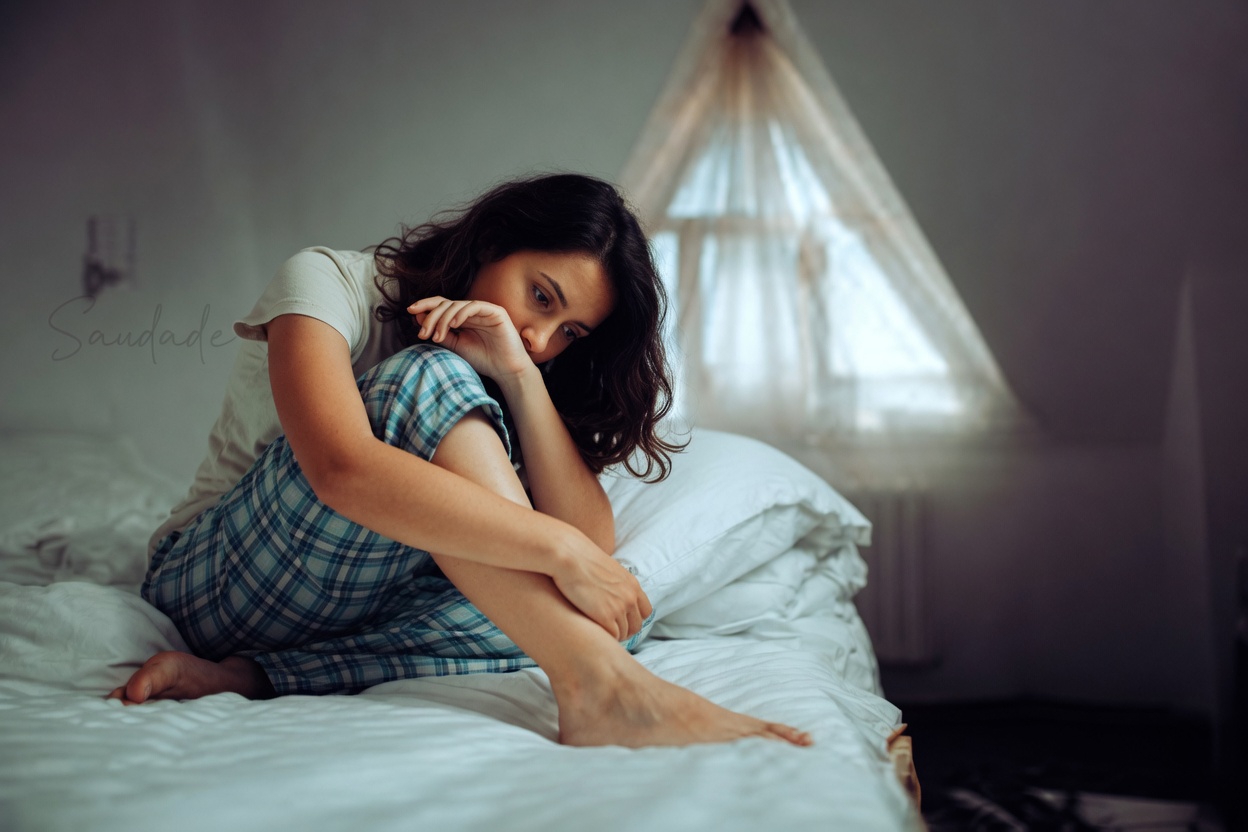 Cãibras nas pernas à noite: o que elas podem significar e hábitos simples para mais conforto ao dormir