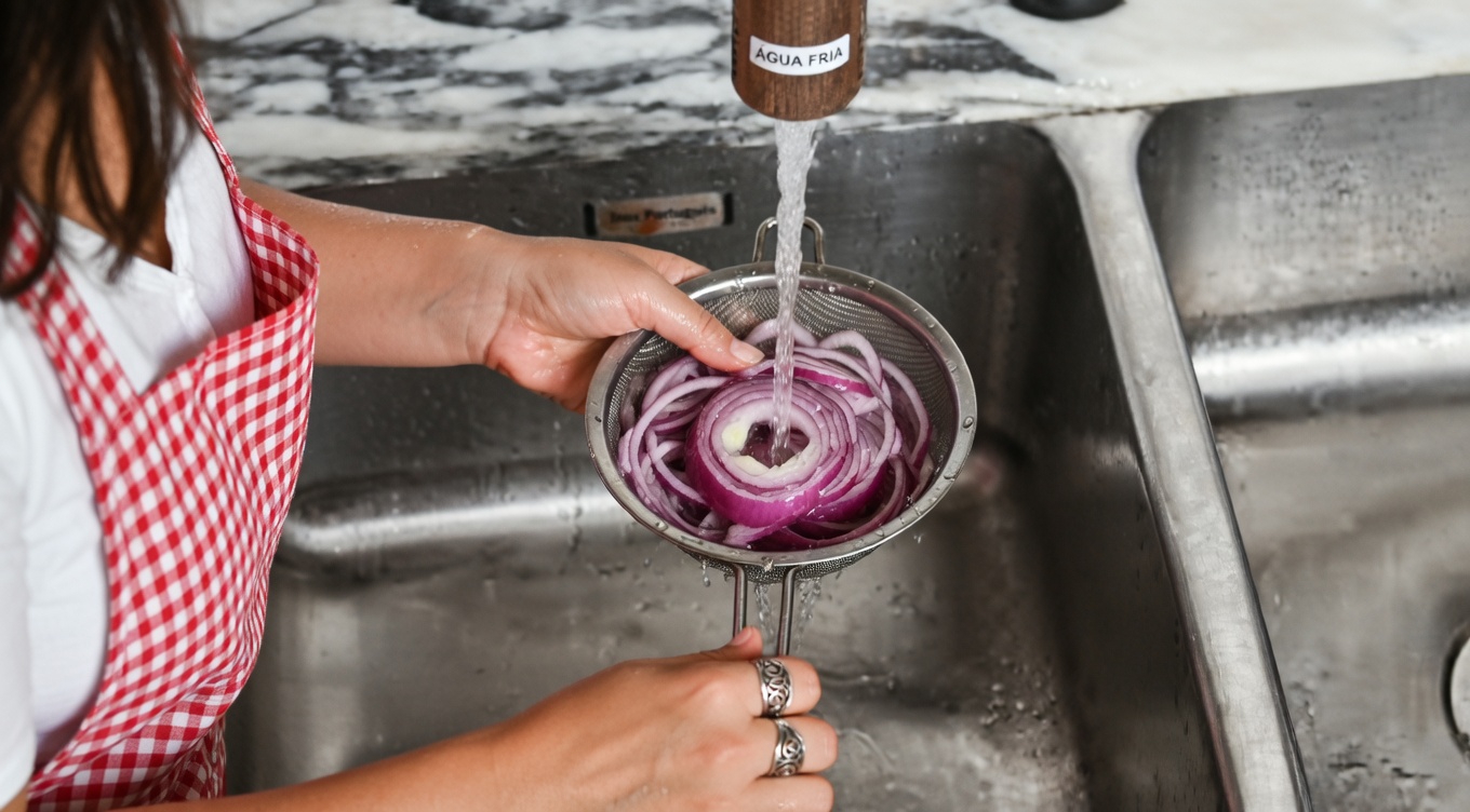 Deixar Cebolas Roxas de Molho na Água Durante a Noite: Por Que Esse Hábito Tradicional Está Ganhando Atenção para o Bem-Estar Masculino