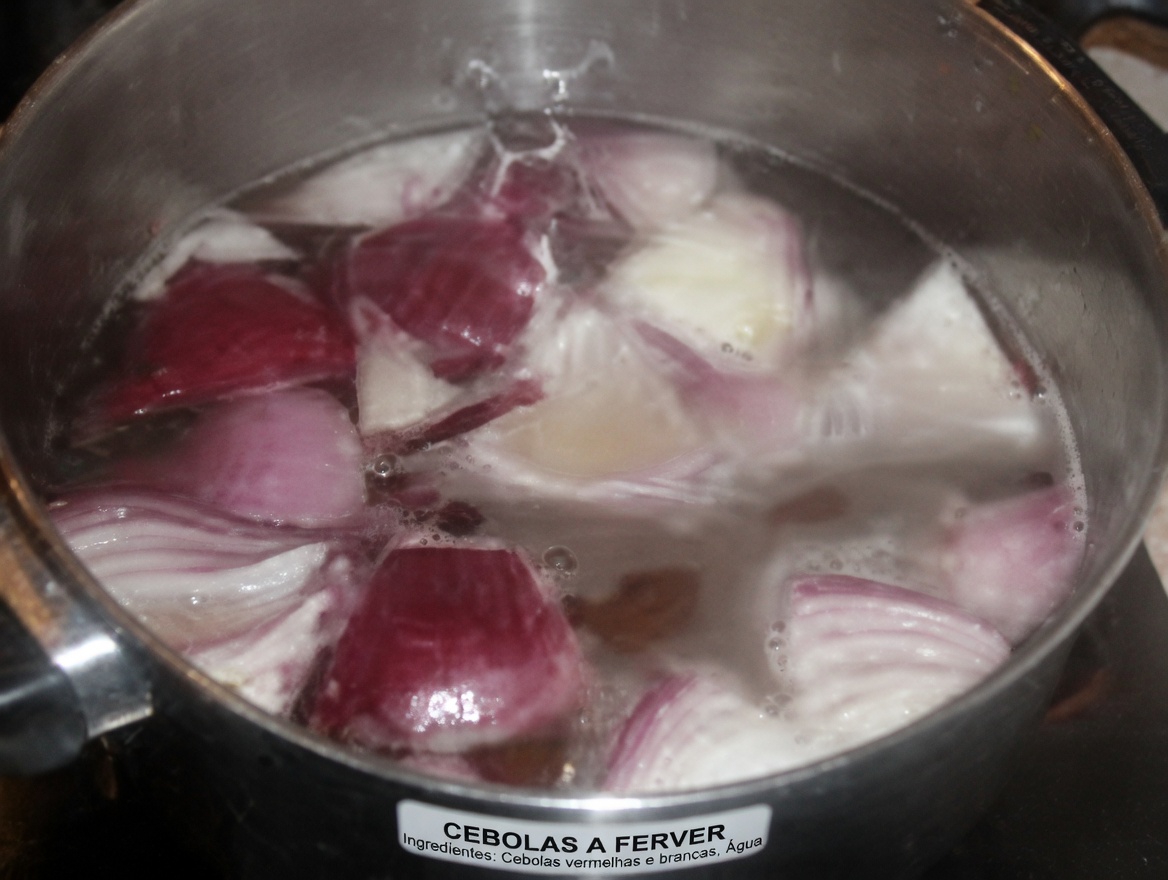 Deixar Cebolas Roxas de Molho na Água Durante a Noite: Por Que Esse Hábito Tradicional Está Ganhando Atenção para o Bem-Estar Masculino