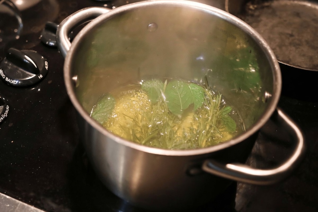 Explorando o ritual do tônico capilar de alecrim e cravo para um cabelo com aparência mais saudável na sua rotina noturna