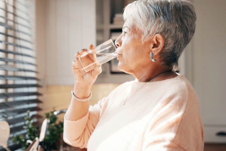 8 maneiras poderosas de reduzir as idas ao banheiro à noite e recuperar seu sono