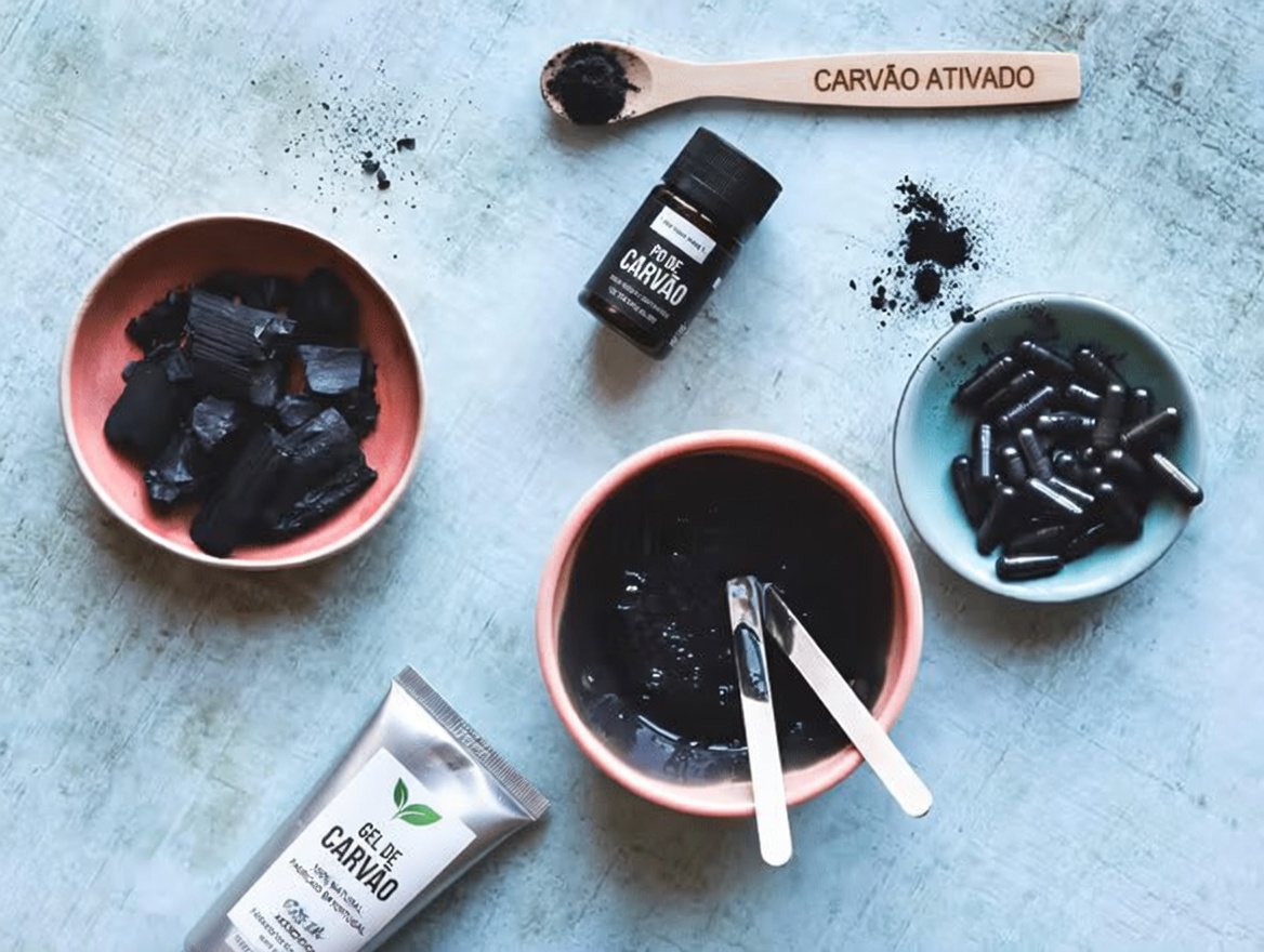 Explorando uma abordagem natural para a aparência dos cabelos grisalhos com carvão ativado e limão