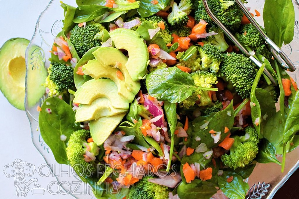 8 principais alimentos que podem ajudar a manter níveis saudáveis de ácido úrico e o conforto das articulações