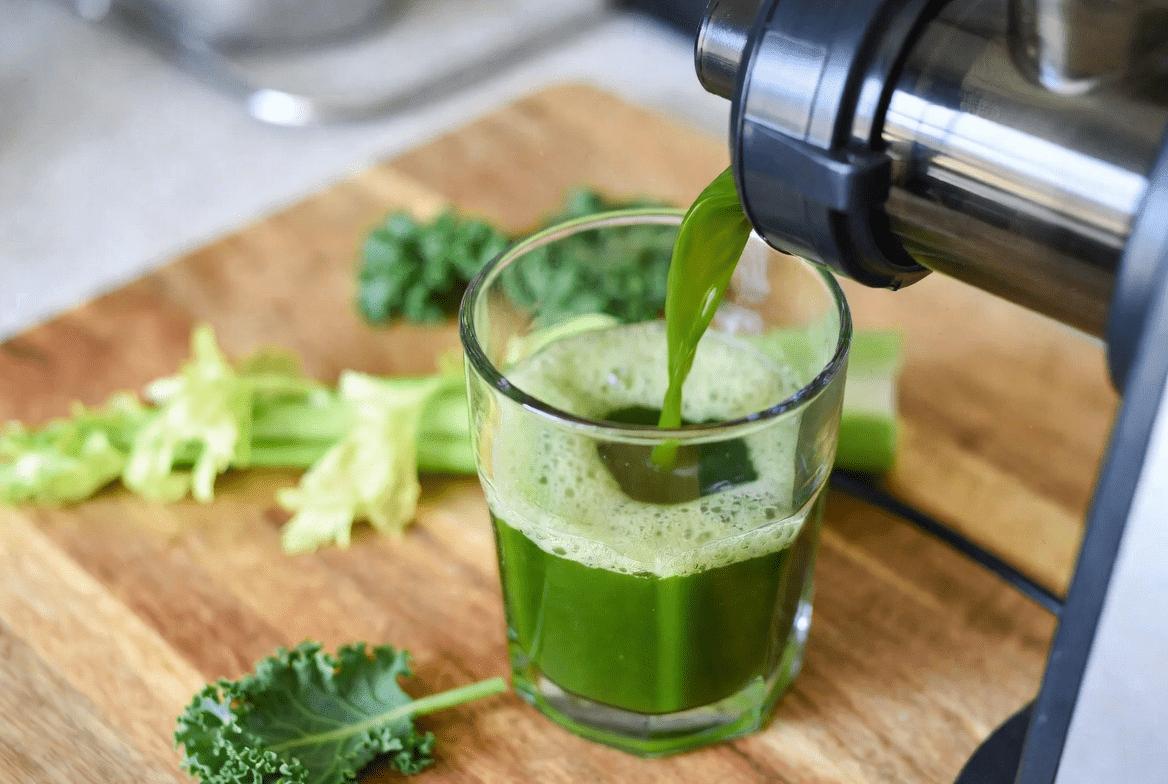 Idosos, bebam 1 copo antes de dormir: como o suco de salsão e couve pode favorecer o conforto matinal