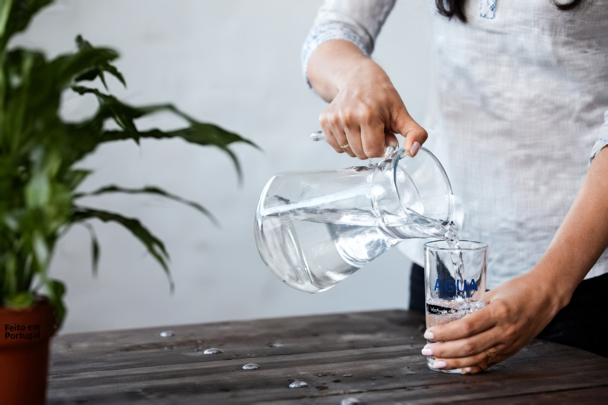 Beba Água de Estômago Vazio Imediatamente ao Acordar – 8 Benefícios Poderosos