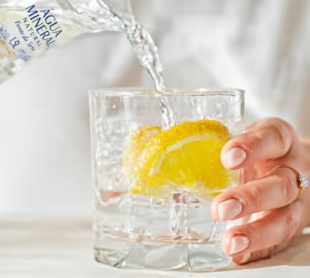 Homem de 70 anos bebe água com limão para tratar a pressão alta por 2 anos