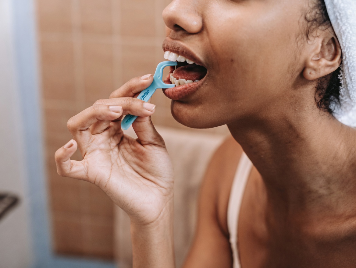 11 Maneiras Naturais de Clarear os Dentes em Qualquer Idade (Sem Necessidade de Água Sanitária!)