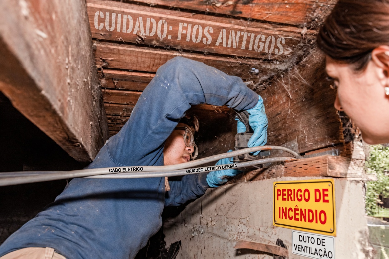Pare de Desperdiçar Dinheiro com Venenos para Pragas: O Simples Truque com Pasta de Dentes que Está Mudando Lares em Toda a América