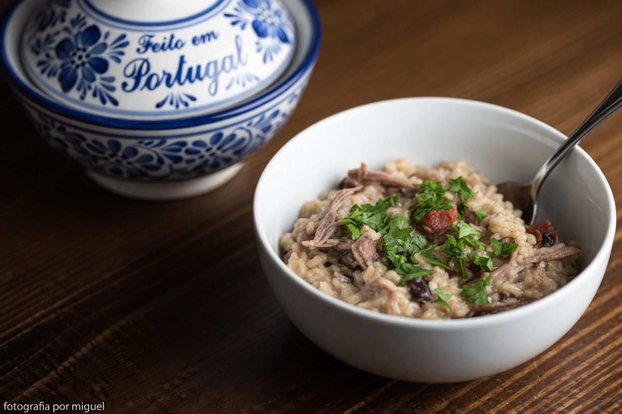 Acorde com as Pernas Mais Leves: 6 Alimentos Noturnos que Podem Apoiar a Circulação (Além de um Simples Teste de 3 Noites)