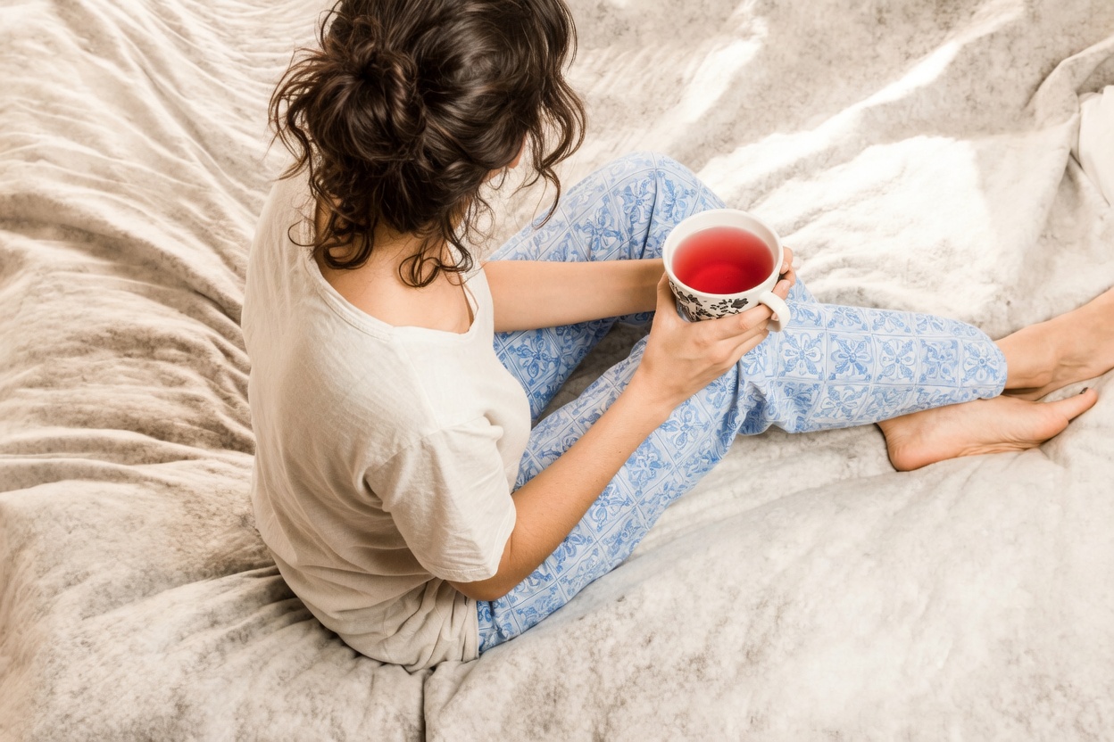 Mais de 60 anos e acordando à noite? Descubra bebidas antes de dormir que podem ajudar a promover naturalmente um sono mais profundo e reparador