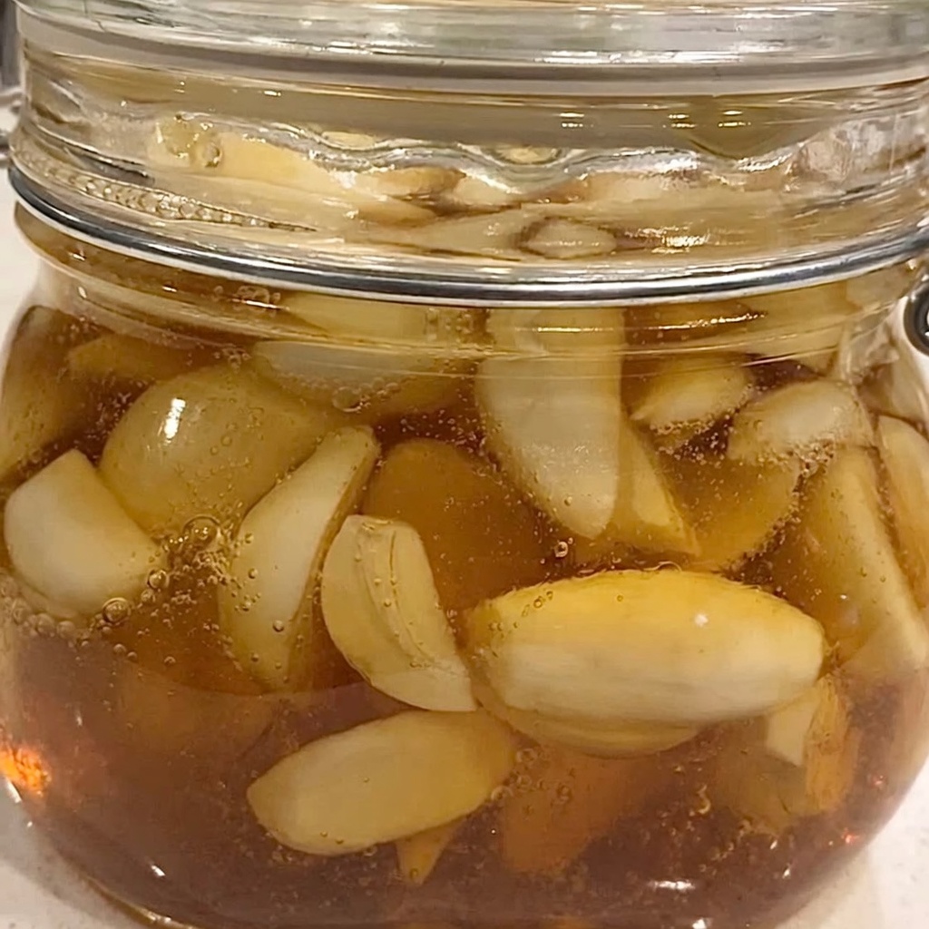 Alho, Coca-Cola e Mel: Um Hábito Surpreendente na Cozinha que Muitos Idosos Estão Descobrindo