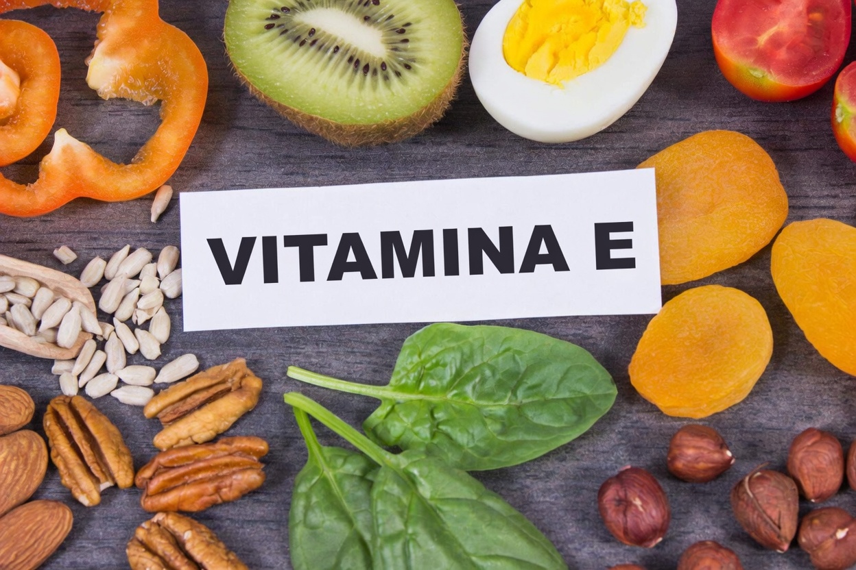 Três vitaminas que podem apoiar a força e a mobilidade das pernas em adultos com mais de 60 anos