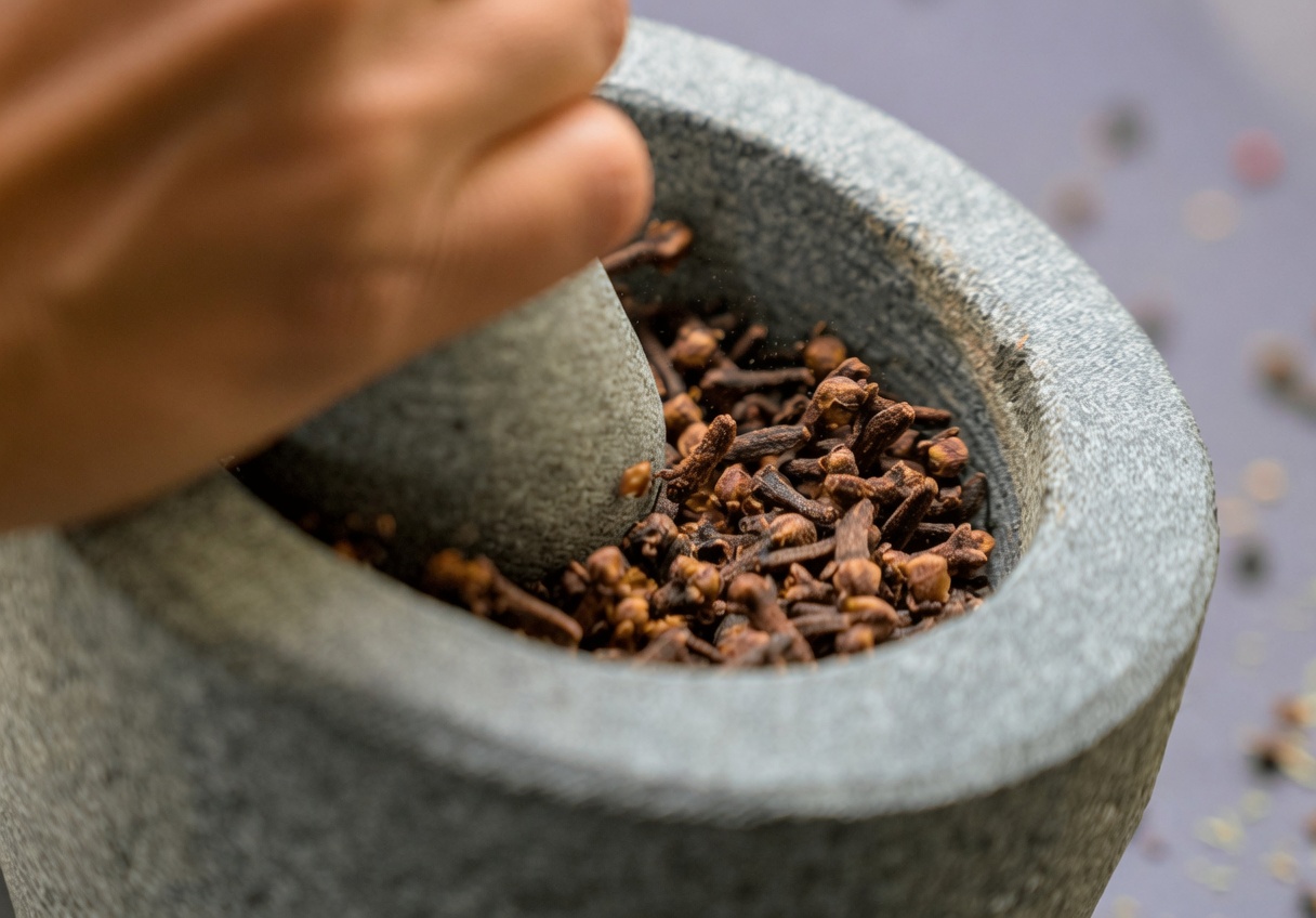 O Erro Comum Número Um ao Mastigar Cravos-da-Índia e Como Evitá-lo para um Uso Mais Seguro
