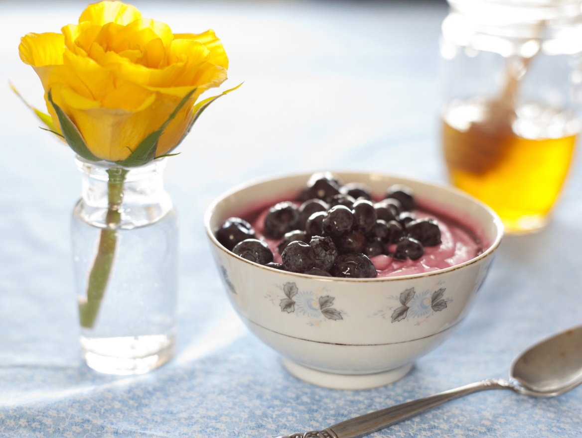 Idosos: 3 alimentos que podem interferir nos benefícios do mirtilo e combinações mais inteligentes para experimentar