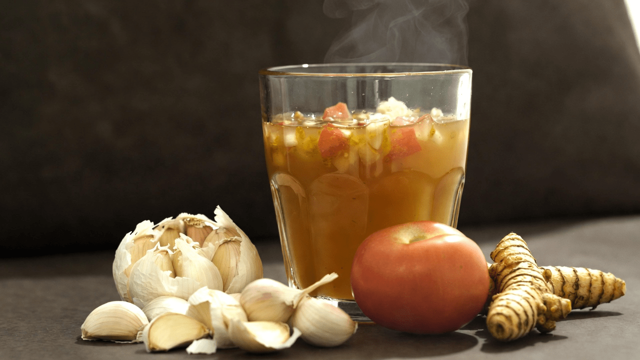 Bebida natural para apoiar a saúde da próstata após os 40: explorando a mistura de alho, tomate e cúrcuma