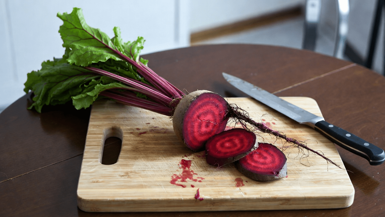 Idosos: Descubra como um simples hábito de beterraba antes de dormir pode ajudar a apoiar a circulação nas pernas durante a noite