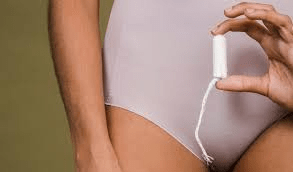 Percebendo um odor vaginal azedo? Descubra 4 razões comuns e hábitos diários simples para ajudar a manter o equilíbrio