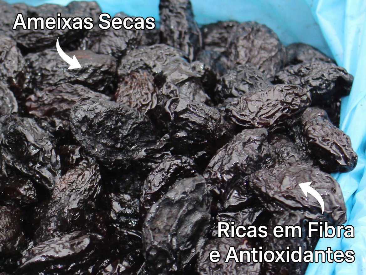 Será que esta bebida noturna simples pode ajudar no seu conforto digestivo? Descubra a mistura de ameixa, linhaça e uva-passa