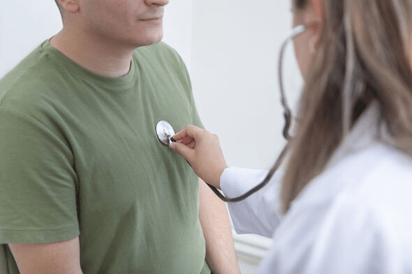 Aviso de cardiologista: por que o uso frequente de ibuprofeno pode aumentar as preocupações cardíacas em adultos acima de 60 anos